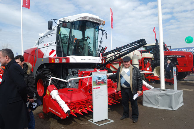 Компания «Югпром» представила на выставке «Агроуниверсал» линейку из более чем 20 единиц сельхозтехники Ростсельмаш