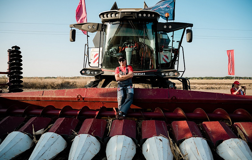 Гонки на тракторах и захватывающую уборку кукурузы провели на Ставрополье